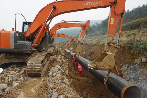 2014年11月20日 中石化中国工人在中国重庆铺设页岩气管道 — 图库照片