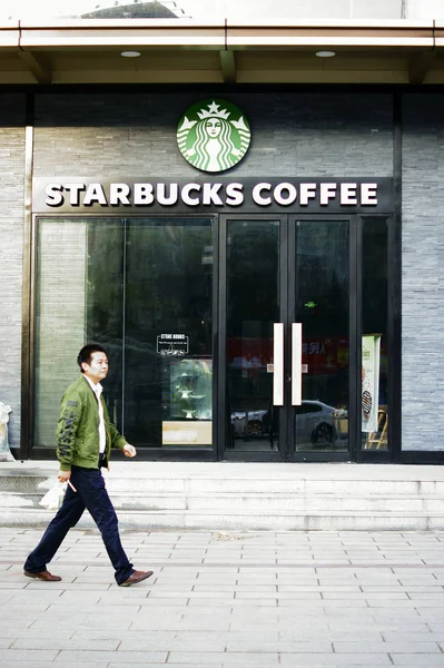 Een Voetganger Wandelingen Langs Een Café Van Starbucks Koffie Yichang — Stockfoto
