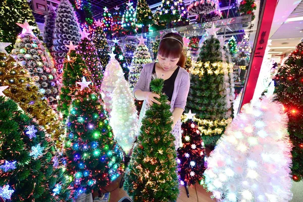 Ein Chinesischer Verkäufer Stellt Weihnachtsbäume Einem Geschäft Der Yiwu International — Stockfoto