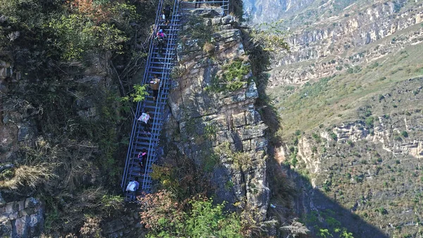 Aldeões Locais Sobem Penhasco 800 Metros Uma Escada Aço Uma — Fotografia de Stock