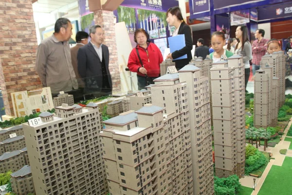 2012年4月30日 在中国中部河南省许昌市举行的房地产博览会上 中国购房者查看了一个住宅项目的住房模型 — 图库照片