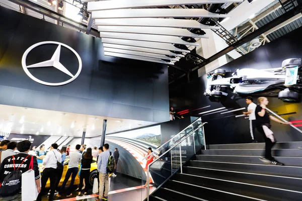 Lidé Navštěvují Stánek Mercedes Benz Během Pekingské Mezinárodní Automobilové Výstavy — Stock fotografie