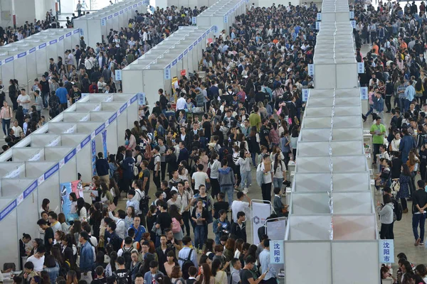 ファイル 中国の卒業生群衆 2016 日の中国北東部の遼寧省瀋陽市で就職フェア中に雇用を模索するブース — ストック写真