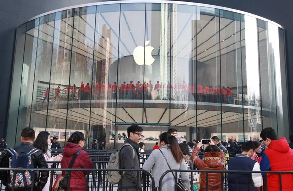 Los Clientes Hacen Cola Frente Una Nueva Tienda Apple Store —  Fotos de Stock