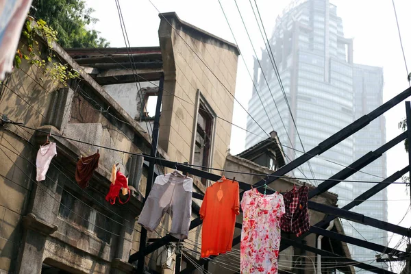 Des Vêtements Suspendus Des Fils Pour Sécher Sur Une Ruelle — Photo