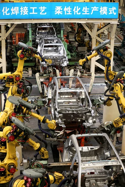 Robot Karok Használják Hegesztés Alkatrészeket Egy Autógyár Jianghuai Auto Group — Stock Fotó