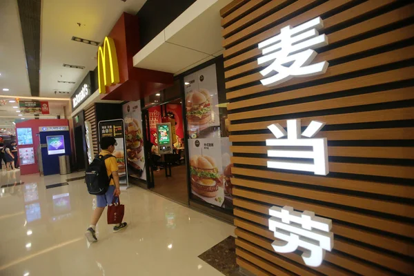 Jeune Garçon Entre Dans Restaurant Restauration Rapide Mcdonald Shanghai Chine — Photo