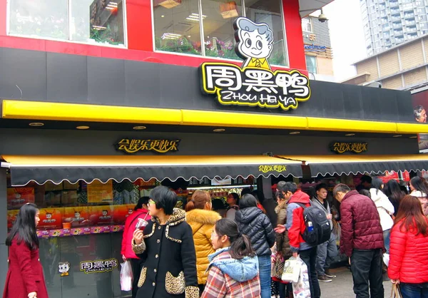 Klienci Kolejce Przed Sklepem Spożywczym Zhou Hei Mieście Wuhan Centralnej — Zdjęcie stockowe
