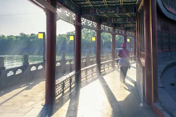 Eine Chinesische Frau Macht Übungen Auf Einem Korridor Bei Sonnenaufgang — Stockfoto