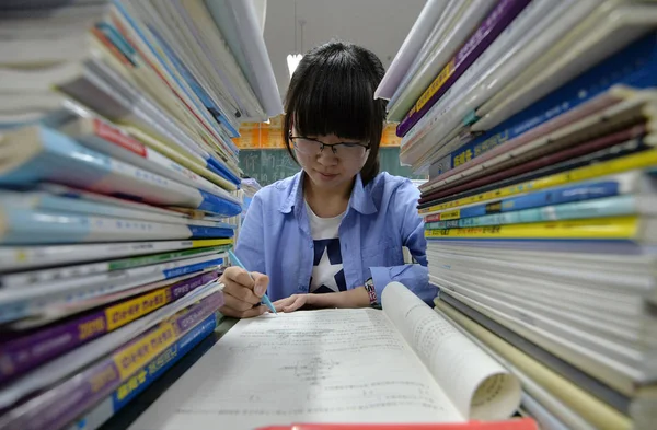 Chinese Student Reviews Textbooks Preparation Upcoming National College Entrance Exam — стоковое фото