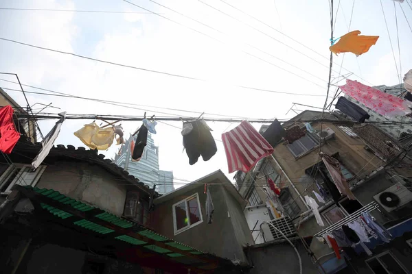 Des Vêtements Suspendus Des Fils Pour Sécher Sur Une Ruelle — Photo