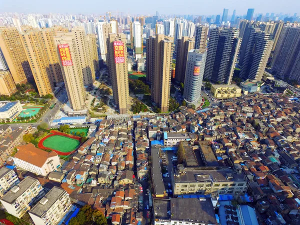 中国の上海の近代的な高層住宅の建物のクラスターの隣に古い家屋と Shantytown の空中眺め 月2016 — ストック写真