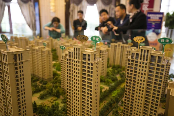 中国东部江西省九江市一个住宅物业项目的销售中心 中国购房者看房型 — 图库照片