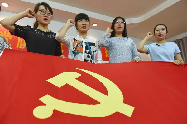 Γυναίκες Κινέζοι Μέλη Του Κομμουνιστικού Κόμματος Κίνας Cpc Ορκίζονται Γιορτάσουν — Φωτογραφία Αρχείου