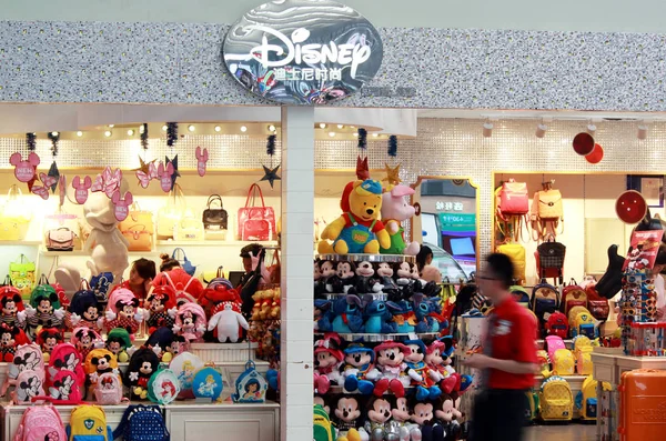 File Customers Buy Toys Souvenirs Shop Shanghai Disneyland Shanghai Disney — Stock Photo, Image