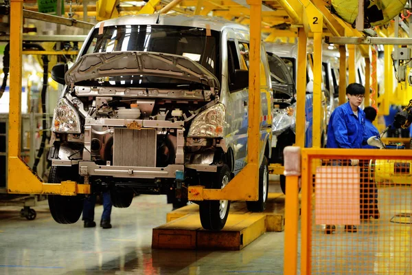 Trabalhadores Chineses Montam Carros Linha Montagem Uma Fábrica Automóveis Saic — Fotografia de Stock