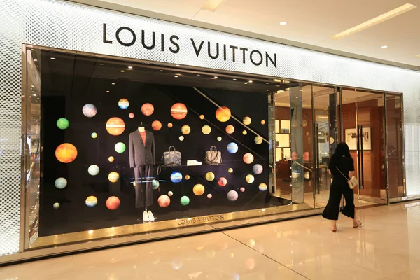 Customer Walks Fashion Boutique Louis Vuitton Shopping Mall Chengdu City — стоковое фото