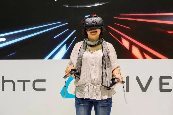 Visitor Tries Out Htc Virtual Reality Device 2016 Mobile World — Stock Photo, Image