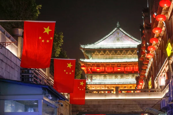 Kinesiska Nationella Flaggor Fladdra Natten Utanför Klocktornet Och Drum Tower — Stockfoto