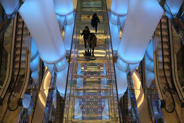 Studenti Cinesi Camminano Attraverso Ponte Vetro Nella Nuova Biblioteca Della — Foto Stock