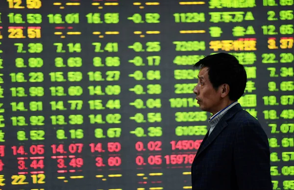 Investor Cina Melihat Harga Saham Merah Untuk Kenaikan Harga Dan — Stok Foto