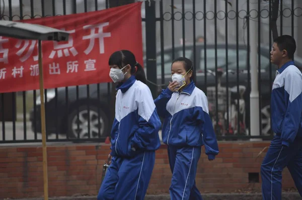 Молодые Китайские Студенты Масках Против Загрязнения Воздуха Средней Школы Тяжелом — стоковое фото