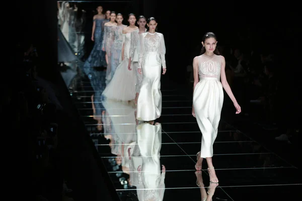 Modelleri Yeni Kreasyonlar Düğün Elbise Marka Dennis Defile Çin Moda — Stok fotoğraf