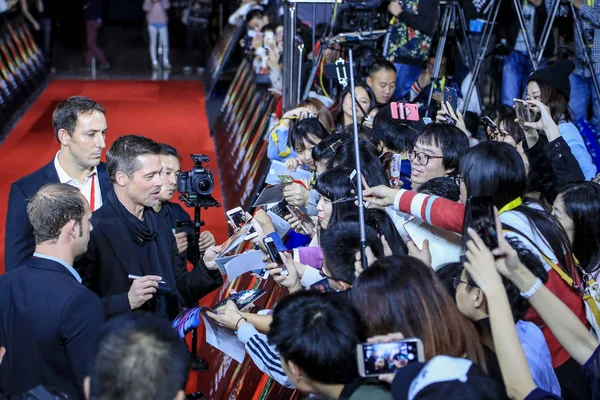 2016年11月14日 美国演员布拉德 皮特在中国上海举行的新片 新闻发布会上 在红毯上为中国球迷签名 — 图库照片