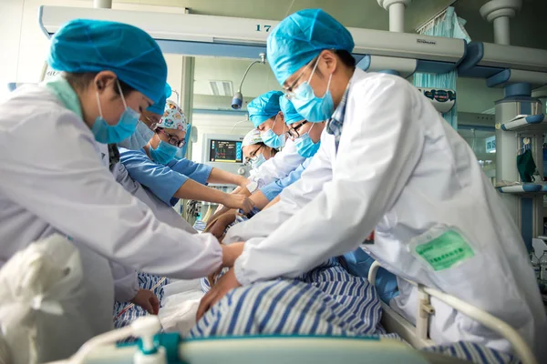 中国の医療従事者は 中国の湖南省にある長沙市の病院で出産する前に140Kg の女性を裏返しにした 12月16日2016 — ストック写真