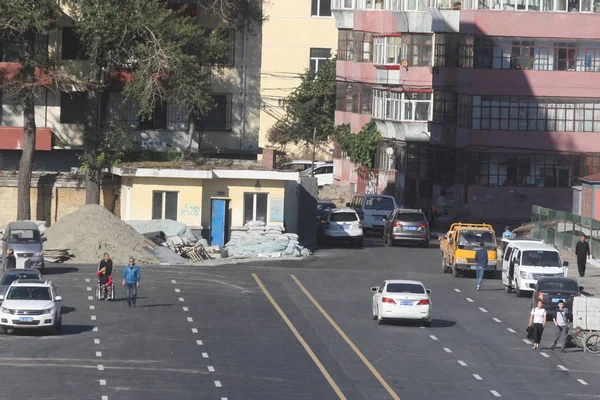 Los Automóviles Pasan Por Casa Clavos Edificio Residencial Que Obstruye — Foto de Stock