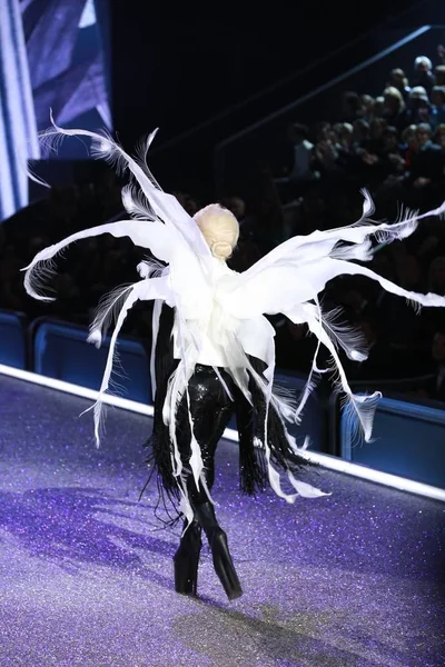Cantante Estadounidense Lady Gaga Actúa Durante Victoria Secret Fashion Show — Foto de Stock