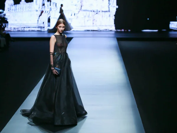 Modell Visar Skapelse Modevisning Ixam Ying Den Kina Fashion Week — Stockfoto