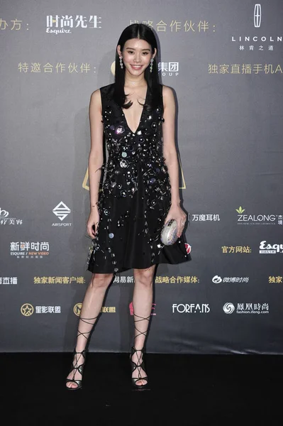 中国での彼の最高賞 2016 のエスクァイア人をレッド カーペットに到着中国モデル Mengyao としてよりもっとよく知られている 2016 — ストック写真