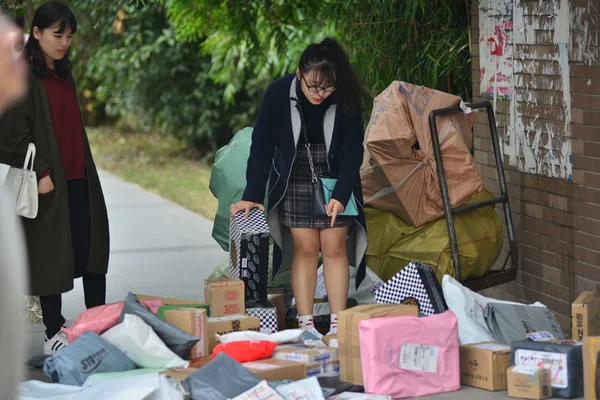패키지 사이에 자신의 소포를 대부분은 온라인 쇼핑에서 상하이에 대학에서 2016 — 스톡 사진