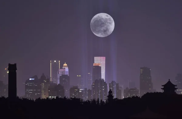 Dieses Doppelbelichtungsbild Zeigt Den Supermond Über Hochhäusern Und Wolkenkratzern Der — Stockfoto