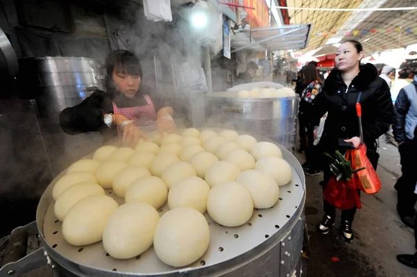 Çinli Bir Işçi Qingdao Kentinde Bir Gıda Pazarında Bir Mantou — Stok fotoğraf