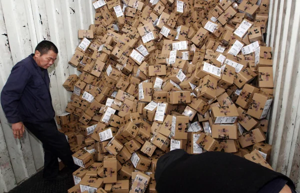 Chinese Workers Sort Piles Parcels Most Which Online Shopping Alibaba — Stock Photo, Image