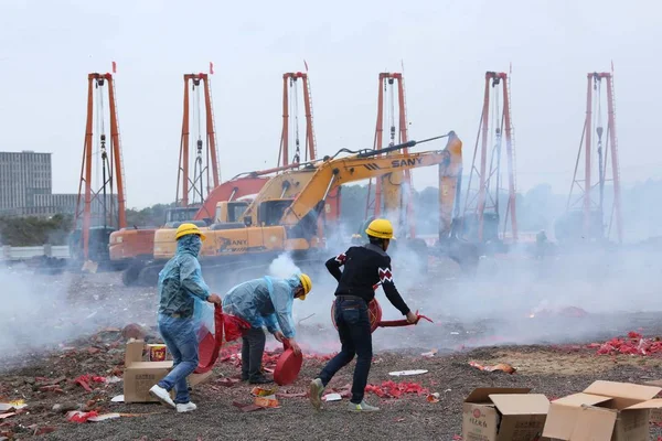 Chinese workers attend the ground breaking ceremony for the construction of the Shanghai Planetarium, which will be the world's biggest planetarium, in Lingang area of Pudong, Shanghai, China, 8 November 2016 — Stock Image Chinese Workers Attend Ground Breaking Ceremony Construction Shanghai Planetarium Which Stock Picture
