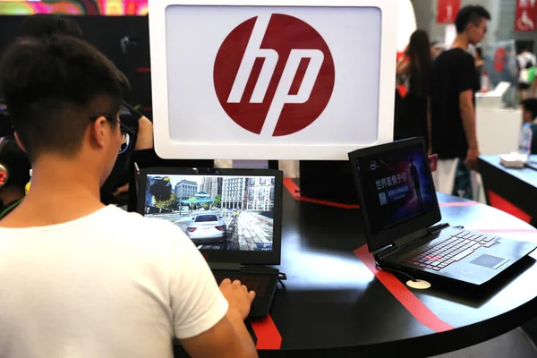 File Visitante Experimenta Computador Portátil Stand Durante Uma Exposição Xangai — Fotografia de Stock