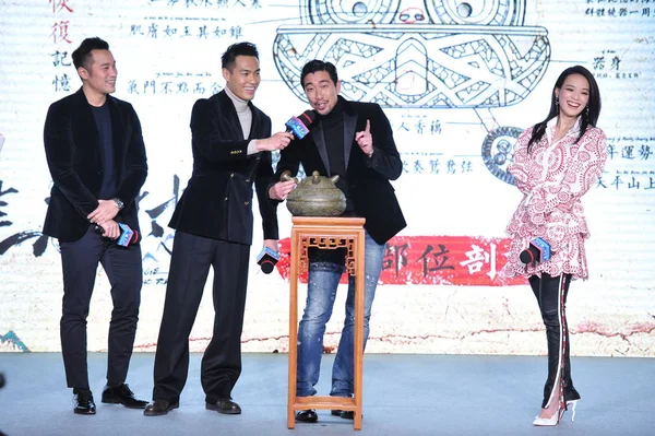 台湾演员张约瑟 大陆演员王千元和台湾女演员舒淇出席2016年11月22日在中国北京举行的电影 不归村 新闻发布会 — 图库照片