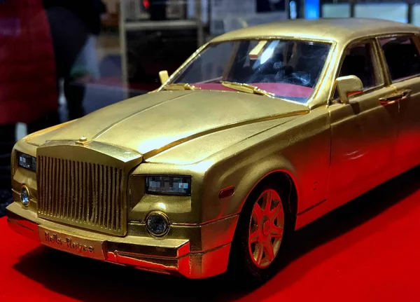 Gold Model Rolls Royce Phantom Luxury Car Display Gold Exhibition — Stock Photo, Image
