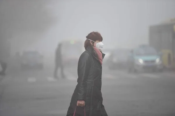 Fotgängare Bär Ansiktsmask Mot Luftföroreningar Går Över Väg Heavy Smog — Stockfoto