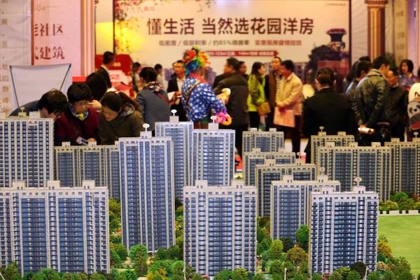 2016年10月29日 在中国东部江苏省南通市举行的房地产博览会上 中国购房者查看展出的住宅物业项目的住房模型 — 图库照片
