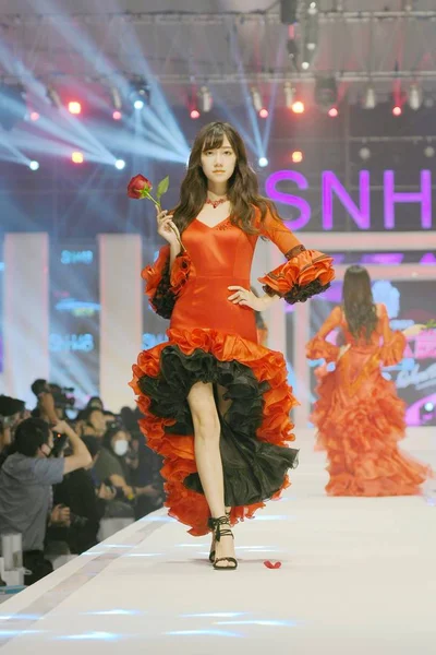 2016年11月5日 在中国上海举行的 Snh48 时尚大奖第二版 中国女孩团体 Snh48 游行的成员 — 图库照片