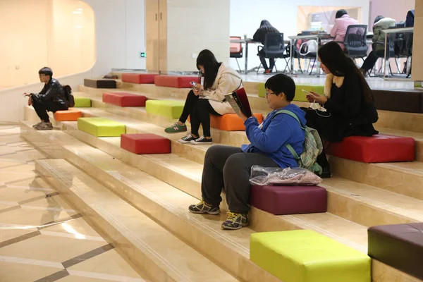 Estudantes Chineses Lêem Livros Nova Biblioteca Universidade Internacional Sias Sob — Fotografia de Stock