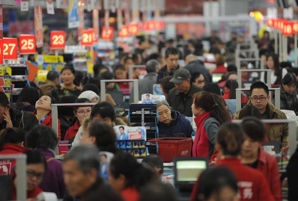 中国の顧客は 2016 日北中国の山西省太原市のスーパーでチェック アウトのキューに — ストック写真