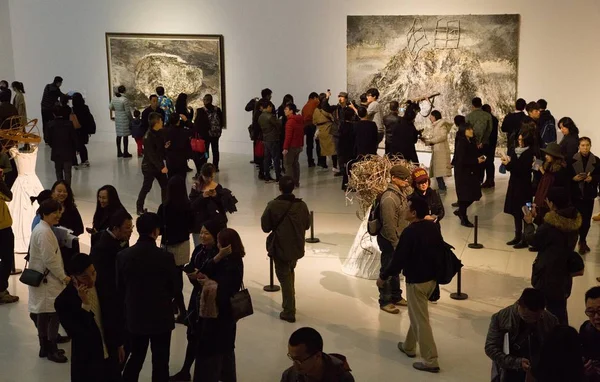 Visitantes Visualizam Obras Arte Artista Alemão Anselm Kiefer Durante Exposição — Fotografia de Stock