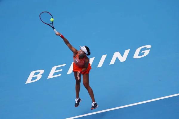 Wang Qiang Aus China Serviert Gegen Caroline Wozniacki Aus Dänemark — Stockfoto