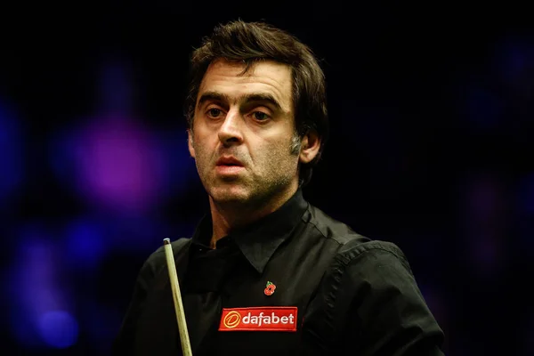 Ronnie Sullivan Inglaterra Considera Tiro Contra Martin Gould Inglaterra Sua — Fotografia de Stock