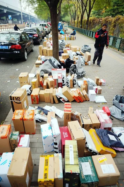 Estudiantes Chinos Buscan Una Masa Paquetes Mayoría Los Cuales Son — Foto de Stock